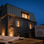 Surélévation maison ancienne avec étage bois zinc et outils de chantier